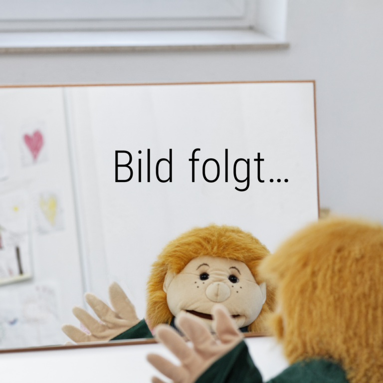 Handpuppe winkt in einem Spiegel